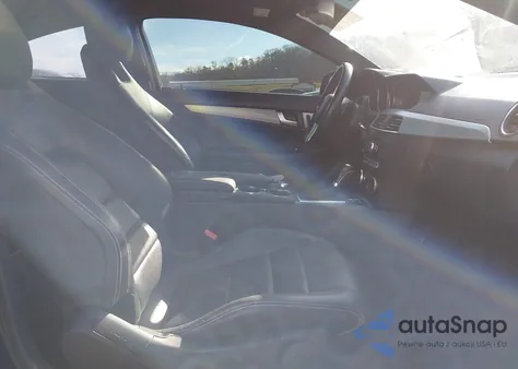 2013 Mercedes-Benz C 250 z USA, uszkodzony, nr VIN WDDGJ4HBXDF988650